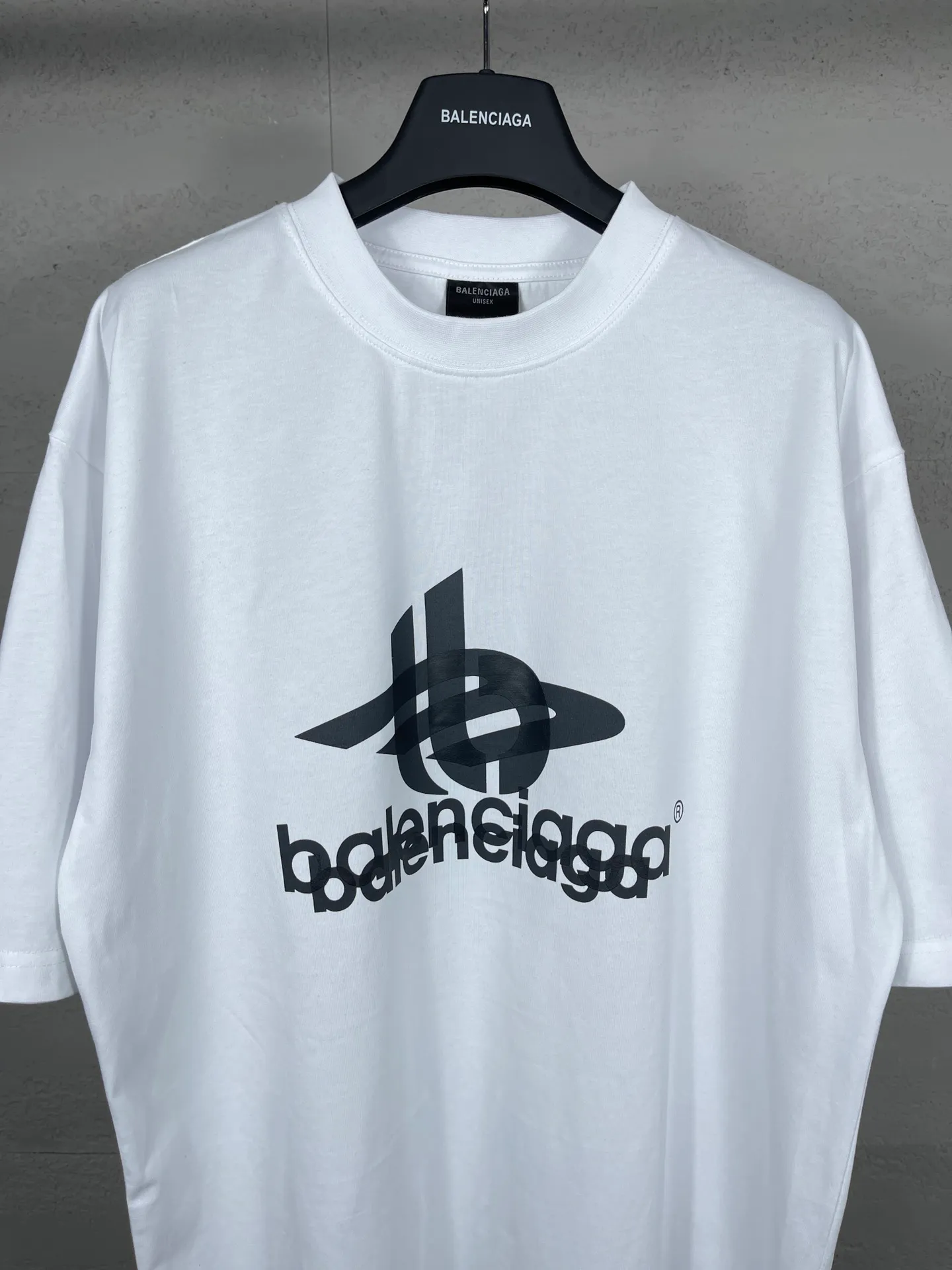 【 . Quality】BALENCI*GA/ .2024New Arrival. LOGOClassic T . . Authentic ， ！ ZP . 260 ， . ， ，。 。Classic ，LOGO ， ， 。 . ， ， ， OS . Same Style ：BL 223213 ：Black，White， Size：XS L